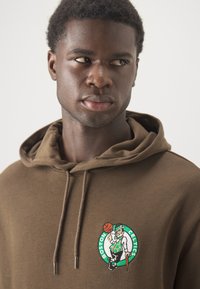 New Era NBA BOSTON CELTICS LEAGUE ESSENTIALS HOODIE - Squadra - brown