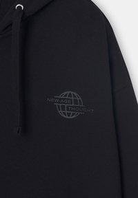 Sweat à capuche noir avec cordons, arborant un graphique de globe terrestre et le texte "NEW-AGE THOUGHT" sur la poitrine.