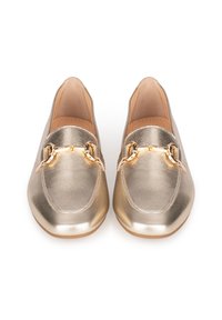 Metalen gouden loafers met een gladde textuur, vierkante neusontwerp en gouden hardware accent over de bovenkant. Contrasterende binnenzoolkleur.