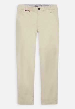 Beige chinos med slim pasform, forlommer, bæltestropper, knaplukning og diskrete stribede detaljer på den indvendige linning.