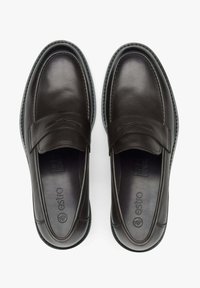 Bruine leren loafers met een gladde textuur, licht verhoogde stiksels en een klassiek ontwerp. Duurzame rubberen zool en merkinterieur.