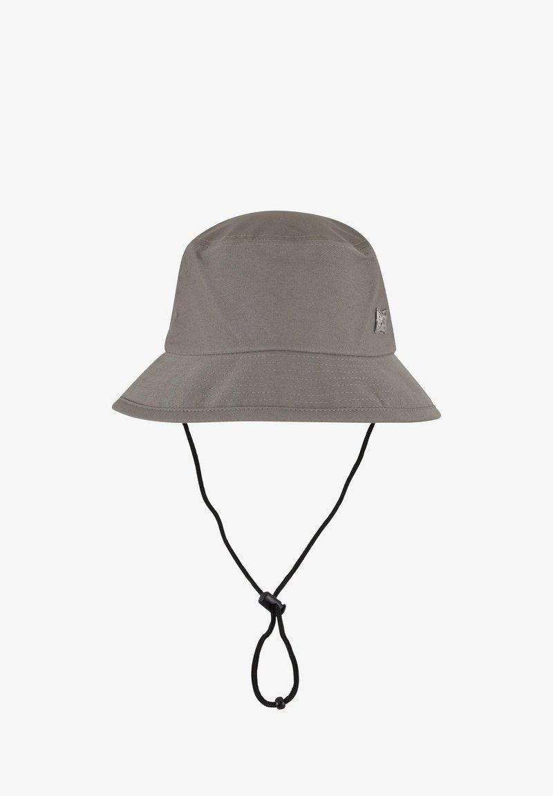 Grå bucket-hatt i ett hållbart material med en bred skärm och en hakrem med en justerbar spärr för en säker passform.