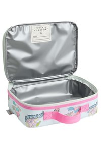 Lunchbox med en ljusblå utsida, rosa detaljer och tecknade grafiker. Inuti klädd med metalliskt silver och har en etikett för namn. Dragkedjestängning.