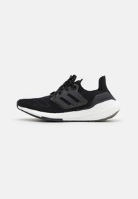 Czarne buty do biegania Adidas Ultraboost z plecionym wierzchem, czarnymi sznurowadłami, trzema paskami po bokach i grubą białą, amortyzującą podeszwą.