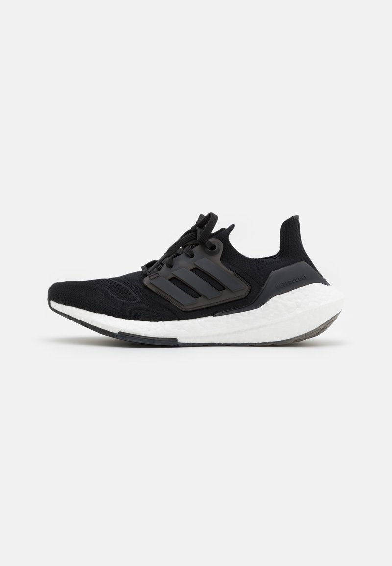 Czarne buty do biegania Adidas Ultraboost z plecionym wierzchem, czarnymi sznurowadłami, trzema paskami po bokach i grubą białą, amortyzującą podeszwą.