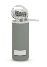 Soporte de botella de agua gris aislado con cierre de cremallera blanca, correa de transporte y un exterior de tela texturizada. Cuenta con un parche de marca en la parte frontal.