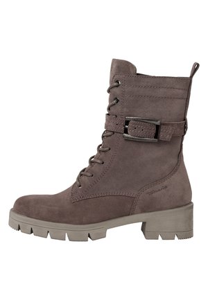 Bottes de cheville en daim gris avec un laçage à l'avant, un détail de boucle sur le côté et une semelle en caoutchouc épaisse avec un motif de bande de roulement.