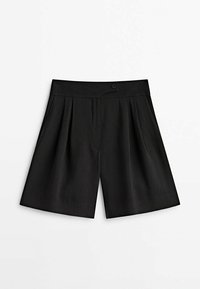 Pantaloni corti neri plissettati realizzati in un tessuto leggero. Caratterizzati da chiusura con bottone e due tasche laterali, con un taglio dritto e una texture liscia.