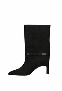 Bottes chevilles en denim noir avec un bout pointu et un talon fin. Présente une sangle noire brillamment décorée autour de la zone du mollet.