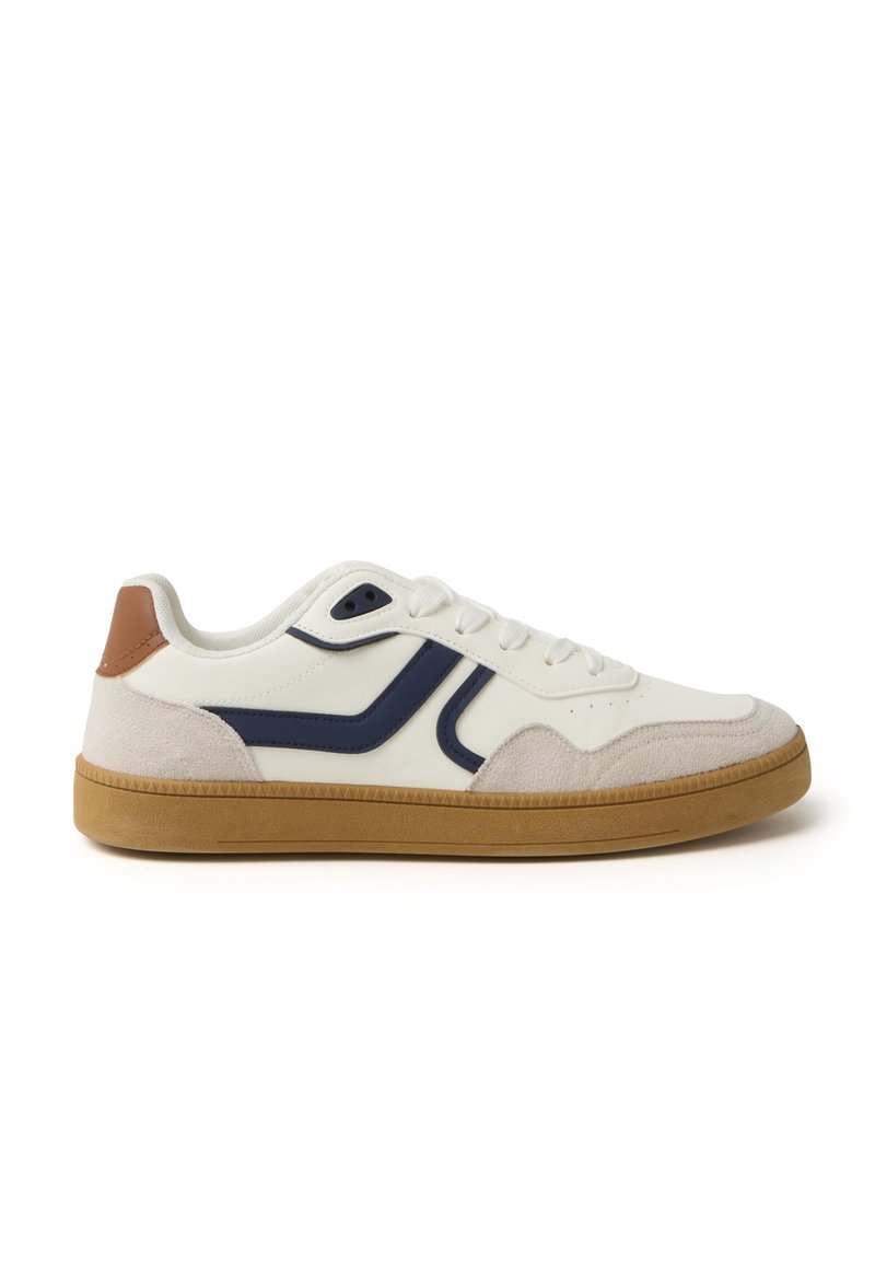 Sneaker bianco con accenti blu navy e beige, dotata di una superficie in pelle liscia, sovrapposizioni in suede e suola in gomma naturale. Design classico.
