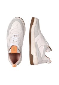 Sneakers bianchi con accenti in suede grigio, punte traforate, lacci bianchi e suola in gomma marrone. Include un'etichetta logo arancione sul tallone.