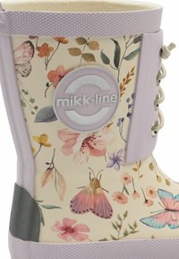 Botte en caoutchouc à motif floral avec un fond crème clair et des accents pastel. Présente un logo rond et une fermeture à lacets. Semelle texturée.