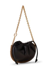 Schwarze Lederhandtasche mit gerafftem Oberteil, goldener Kettenriemen und strukturiertem braunem Boden. Verfügt über einen Kordelzugverschluss und ein rundes Hardware-Detail.