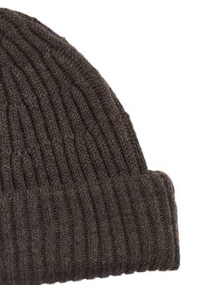 Strikket beanie i mørkebrun med ribbet tekstur og foldet kant, lavet af et blødt, varmt materiale velegnet til koldt vejr.