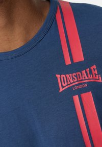 Lonsdale NORMALE PASSFORM INVERBROOM - T-shirt z nadrukiem