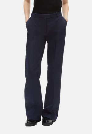 Marineblauwe broek met wijde pijpen, gemaakt van een gladde stof, met een platte voorkant, riemlussen en zijzakken. Ontworpen voor een relaxte pasvorm.