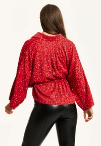 Liquorish HEART PRINT WITH LONG SLEEVES AND TIE WAIST - Button-down blouse - red