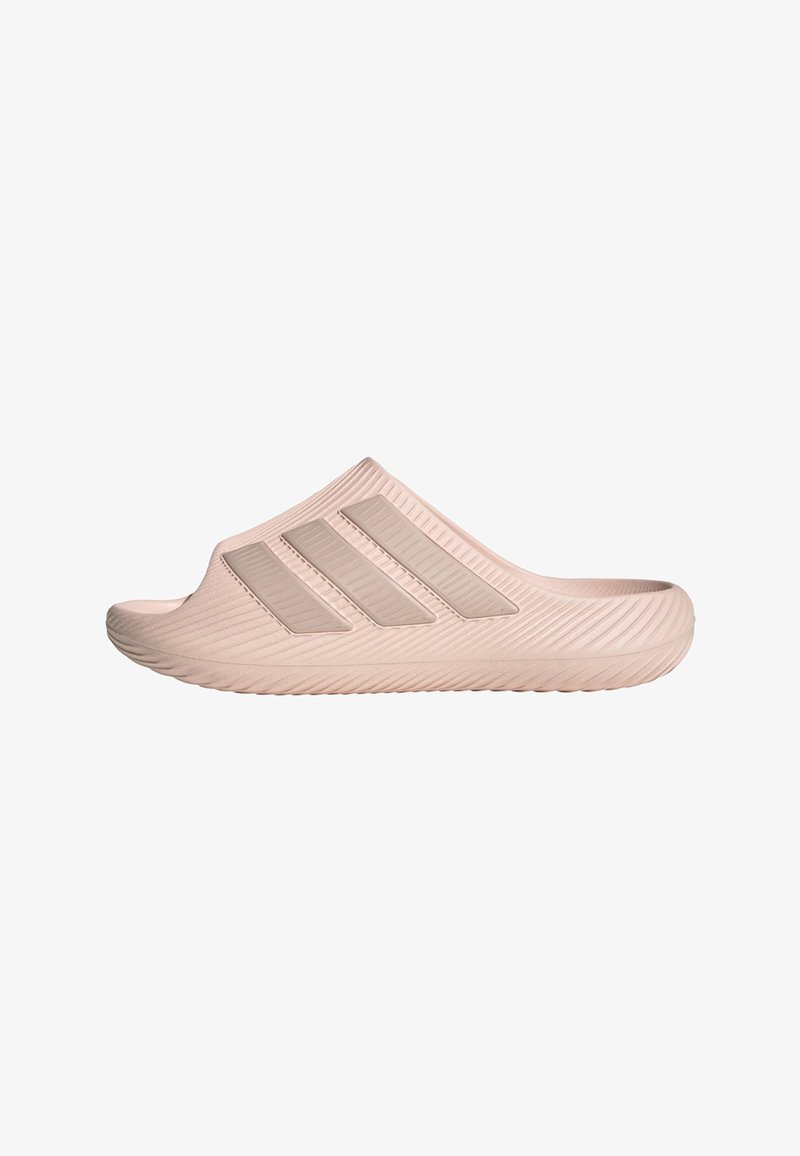 Sandale beige sans lacets avec semelle texturée et trois rayures légèrement surélevées sur le dessus, conçue pour un usage décontracté.