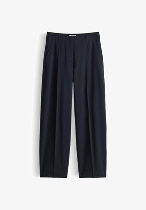 Middengrijsblauwe rechte damesbroek met zijzakken, riemlussen en een taille op middenhoogte, afgebeeld tegen een witte achtergrond.