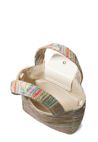 Sac en toile tissé avec des rayures multicolores en rose, bleu, vert et jaune ; présente un intérieur crème et une fermeture à rabat avec un bouton pression.