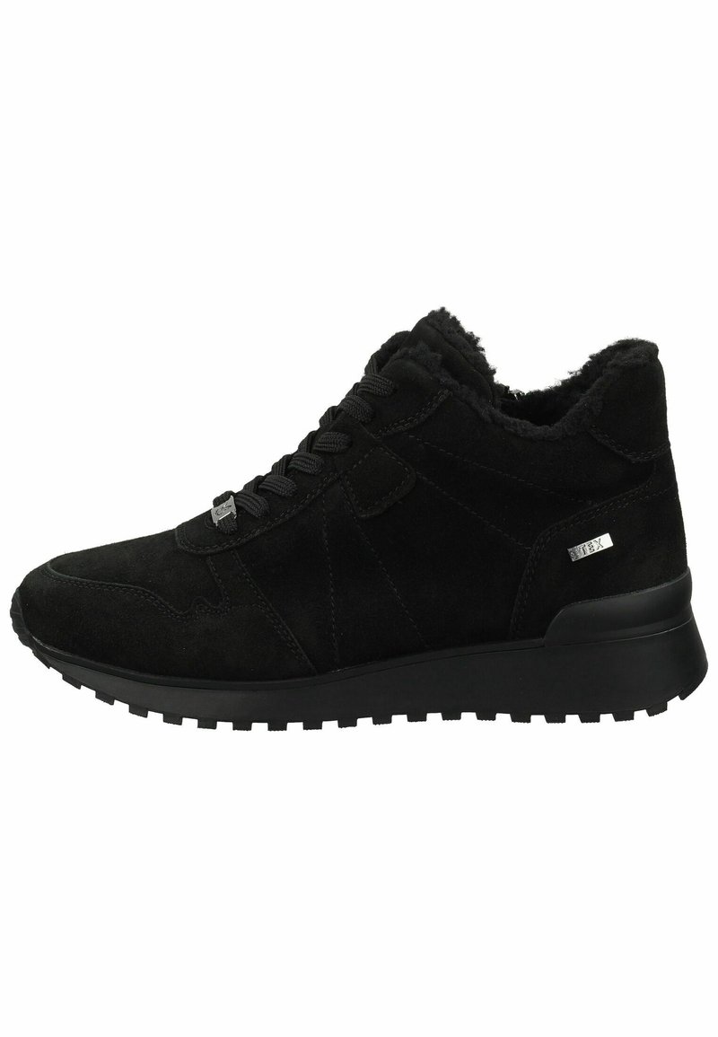Baskets en daim noir avec fermeture à lacets à l'avant, doublure en fourrure et semelle robuste, vues du côté extérieur sur un fond blanc.
