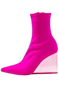 Botte de cheville en tissu rose avec un bout pointu et un talon en coin transparent. Texture lisse, design ajusté et détails de couture en haut.