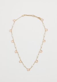Colar de corrente dourada com pérolas brancas pequenas e contas de vidro rosa, com um design delicado e um fecho seguro.