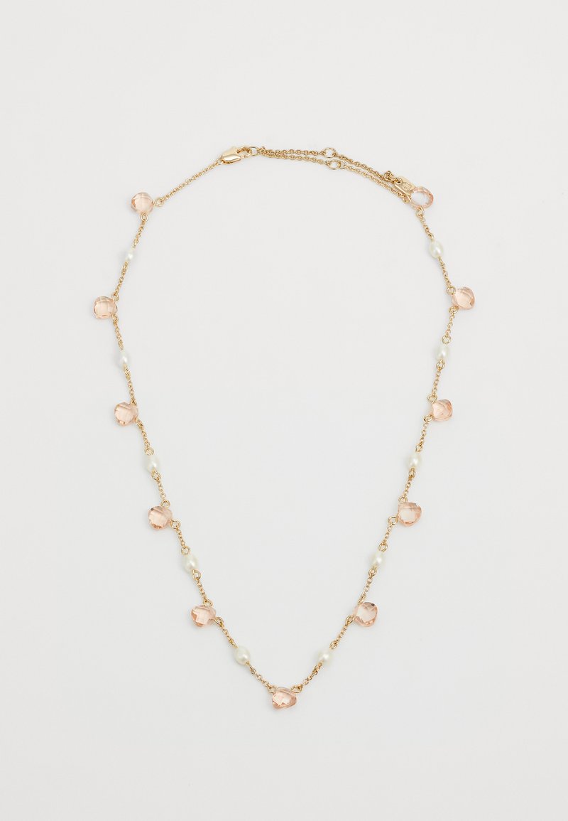 Zlatý náhrdelník s ružovými sklenenými korálkami a malými bielymi perlami, s jemným dizajnom a bezpečným zapínaním.