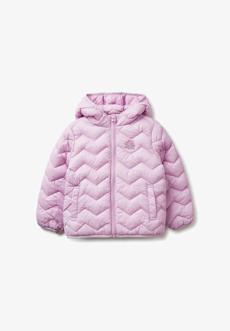 Chaqueta acolchada con capucha de color rosa claro, cremallera frontal, dos bolsillos, puños elásticos y pequeño logo bordado en el pecho izquierdo.