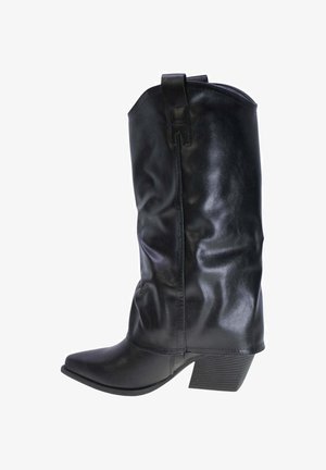 Stivale da cowboy in ecopelle nera con punta appuntita, gambale di media altezza e tacco a blocco testurizzato. Dotato di linguetta per facilitare la calzata sulla parte superiore.