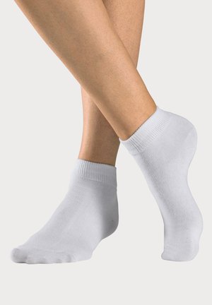 Weiße Baumwollknöchel-Socken mit gerippten Bündchen, glatter Textur und passgenauem Design, die den Knöchel und einen Teil des Fußes bedecken.