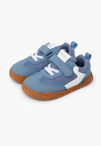Sneaker blu con tomaia in mesh e camoscio, dettagli bianchi, chiusura con lacci e cinturino in Velcro, e suola in gomma texturizzata.