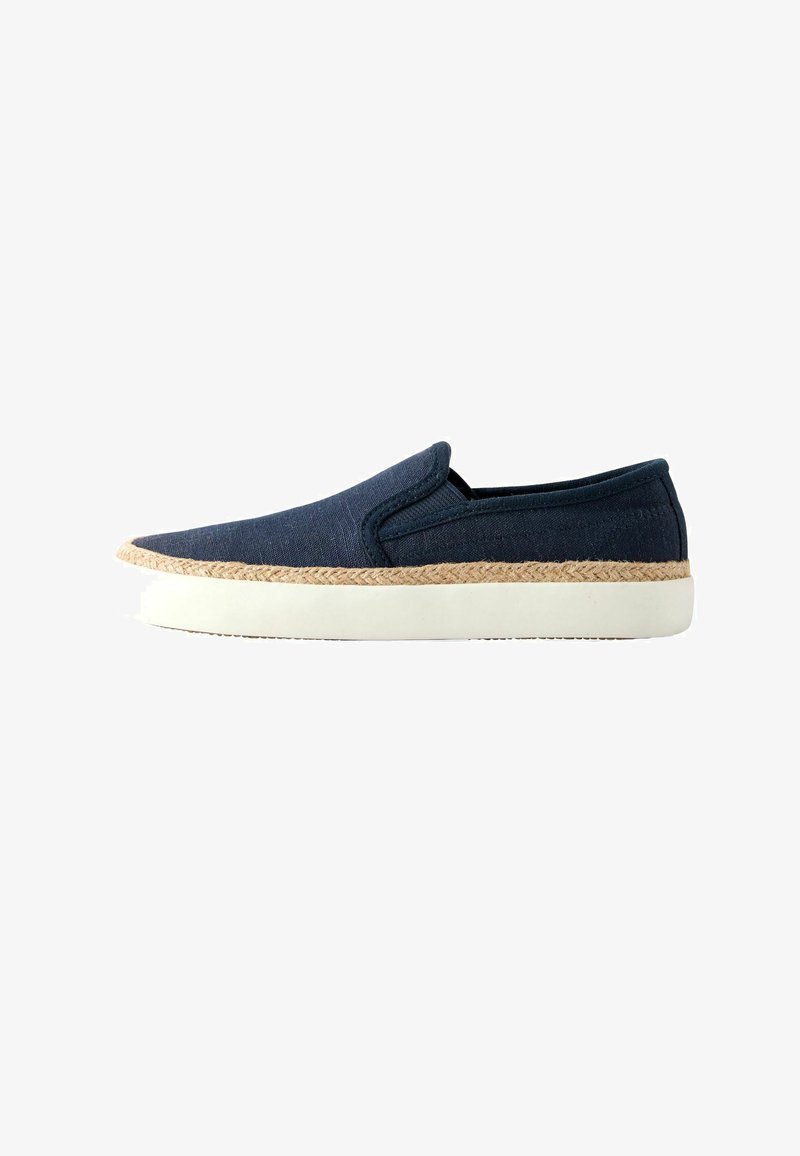 Chaussure décontractée bleu marine à enfiler, avec une semelle blanche et un détail en jute autour de la base, présentée sur un fond blanc.