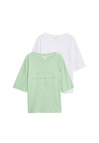 Twee T-shirts met korte mouwen. De ene is mintgroen met de tekst "RELAX" en "REPEAT", de andere is eenvoudig wit. Zacht materiaal, losse pasvorm.