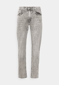 Jeans de denim gris con un acabado ligeramente desgastado, pierna recta, diseño de cinco bolsillos y cierre de botón de metal en la cintura.