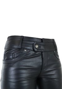 Zwarte leren broeken met een getailleerd ontwerp, een middelhoge taille, voorzakdetails en een drukknoopsluiting met decoratieve hardware.