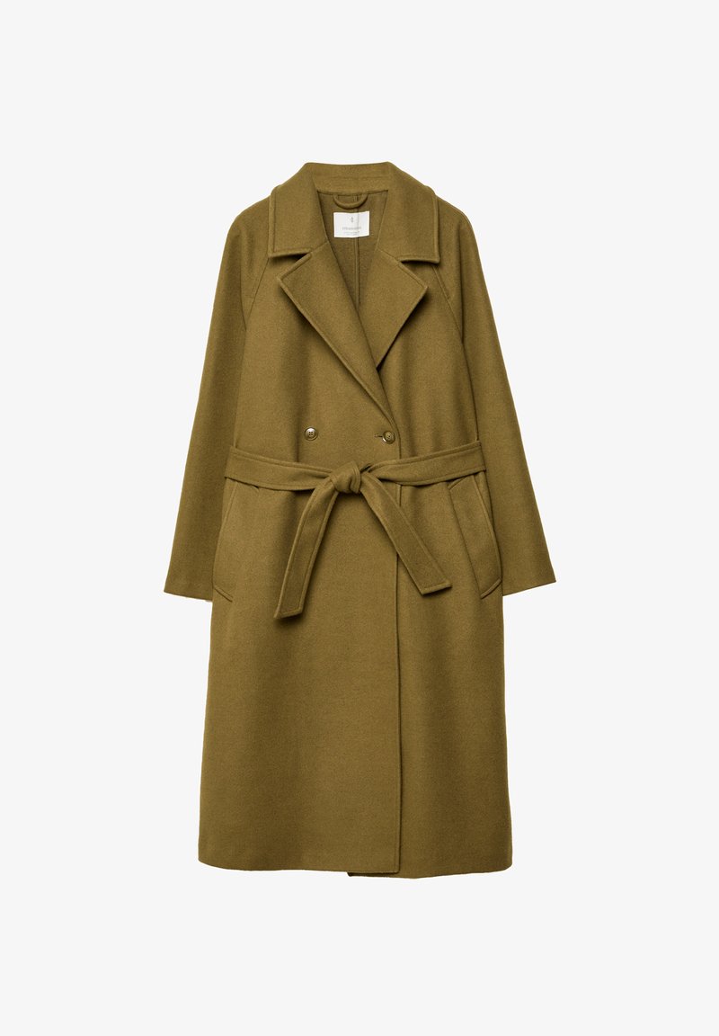 Cappotto lungo in lana verde oliva con ampi risvolti, bottoni doppi, tasche laterali e una cintura legata in vita.