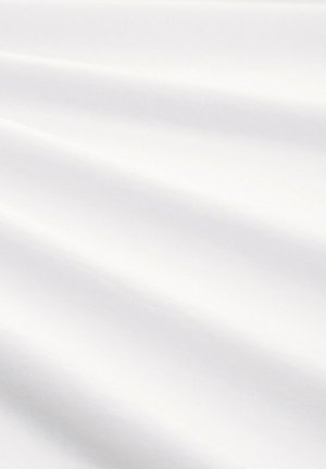 Hvitt stoff med glatt tekstur, med subtile folder og en svak glans. Materialet virker lett og fleksibelt.