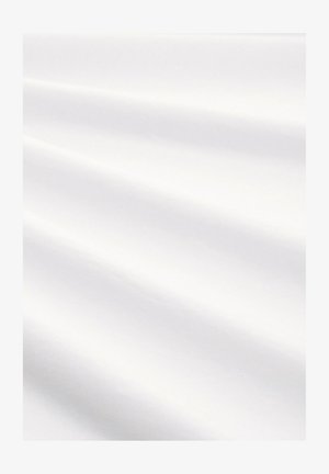 Λευκό ύφασμα με λεία υφή, που διαθέτει λεπτές ρυτίδες και ελαφριά γυαλάδα. Το υλικό φαίνεται ελαφρύ και ευλύγιστο.