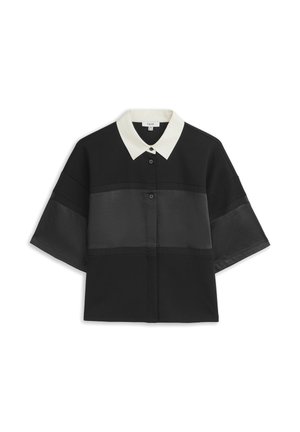 Camisa negra de manga corta con botones, con cuello blanco y paneles horizontales translúcidos en el pecho y las mangas.