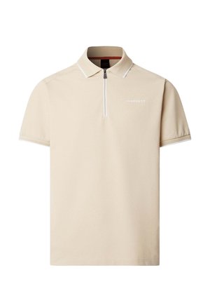 Béžové polo tričko s krátkými rukávy, předním zipem a bílým prošitím. Na levé straně je logo "HACKETT". Hladká textura, klasický střih.