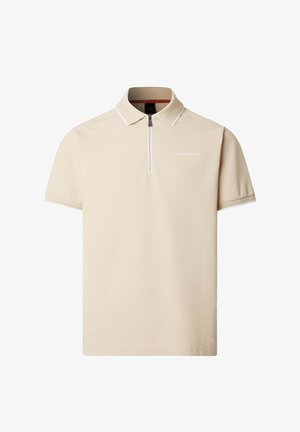 Beige poloshirt med korte ærmer, foran lynlås og hvide syninger. Har "HACKETT" logo på venstre side. Glat tekstur, klassisk pasform.