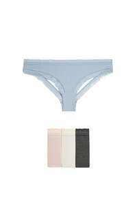 Lichtblauwe string met kantafwerking, met drie extra paren: zachtroze, crèmekleurig en donkergrijs, allemaal met kantaccenten. Katoenen materiaal.