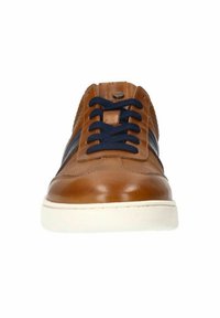 Sneaker in pelle marrone con lacci blu navy, pannelli laterali testurizzati e suola in gomma bianca. Presenta un piccolo accento metallico sulla linguetta.