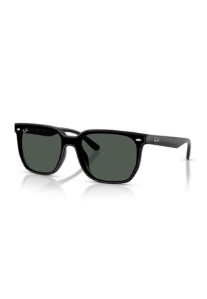Lunettes de soleil Ray-Ban rectangulaires noires avec des verres vert foncé et une monture en plastique brillante, légèrement inclinées vers la droite sur une surface blanche.