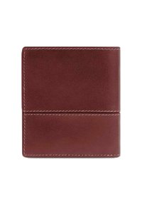 Bruine leren portemonnee met een gladde textuur, bifold-ontwerp, witte stikdetails en een horizontale kaartsleuf aan de voorkant.