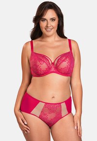 Blonder BH og matchende højtaljede trusser i levende pink. BH'en har gennemsigtige lace kopper, justerbare stropper og dekorative detaljer.