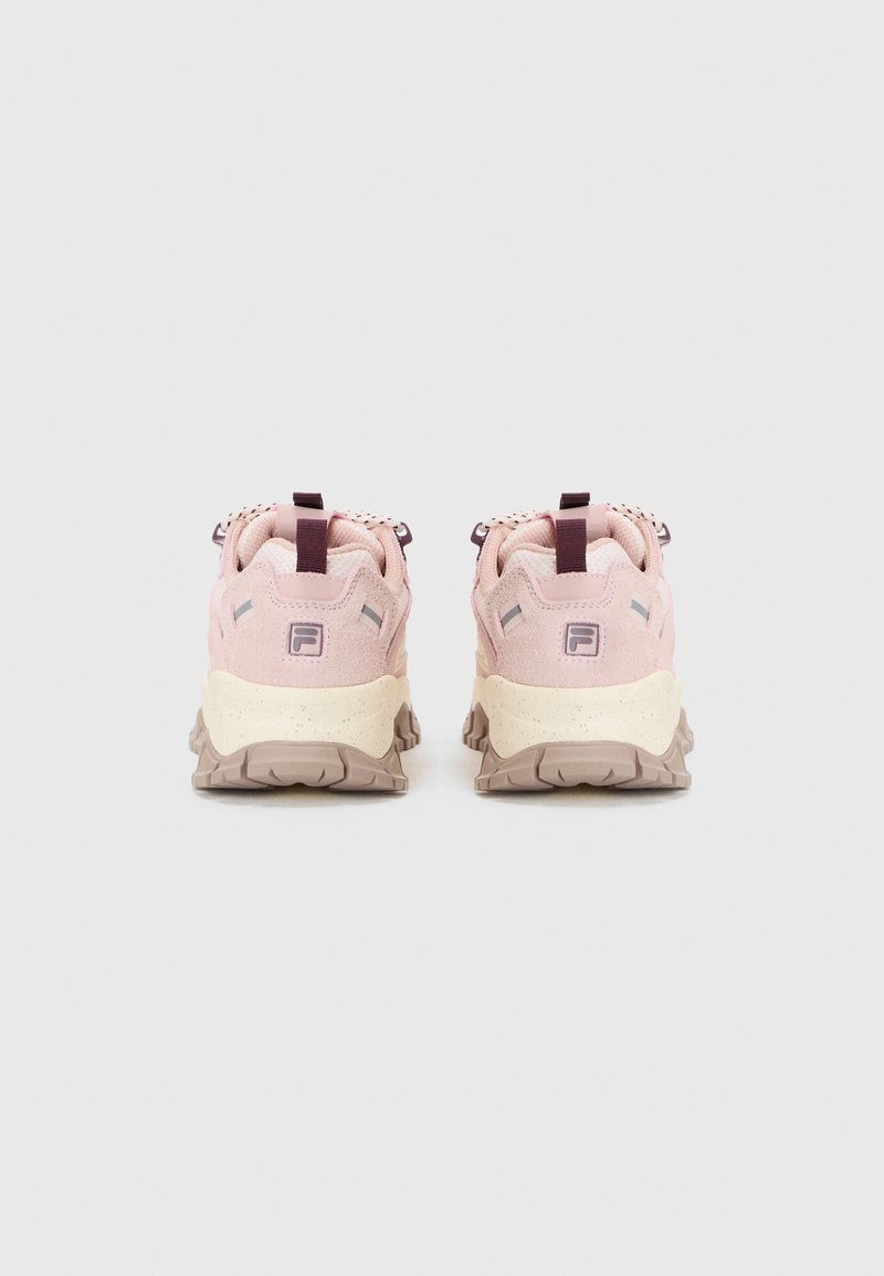 Scarpe sportive rosa con suede texturizzato, suola in gomma beige e dettagli in bordeaux. Presentano un occhiello per il tallone e un logo sul retro.