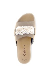 Sandalen met een zachte taupe suède bovenkant, versierd met een structuur witte kraal accent, en een gevoerde zool met merklogo.