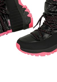 Zwarte waterdichte winterlaarzen met roze accenten, voorzien van een gestructureerde rubberen zool, innovatief vetersysteem en een pluche, geïsoleerde bovenkant.